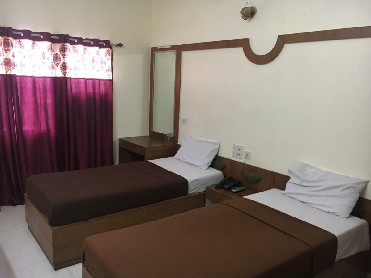 Hotel Poonam Rāipur Exteriér fotografie